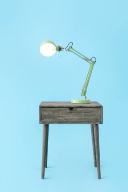 Renkli arka planda şık lambalı masa