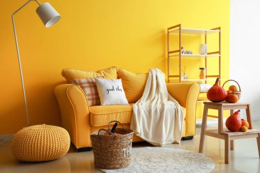 Kanepesi ve sonbahar dekoru olan güzel bir oturma odası.