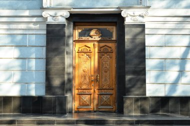 Şehir caddesindeki eski güzel binanın kapalı kapıları.