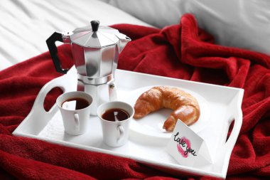 Sabahları yatakta kahve tepsisi. Sevgililer Günü kutlaması
