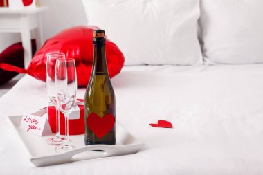 Sevgililer günü için hediye tepsisi ve sabahları yatakta şampanya.