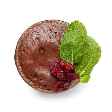 Beyaz arka planda lezzetli çikolatalı brownili cam bardak.