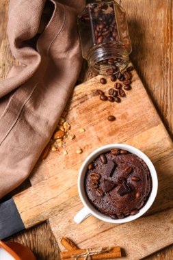 Tahta arka planda lezzetli çikolatalı brownie bardakları.