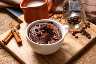 Masada lezzetli çikolatalı brownie ile bir fincan