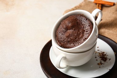 Hafif arka planda çikolatalı kek bardakları.