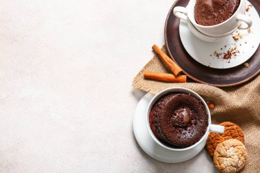 Hafif arka planda çikolatalı kek bardakları.