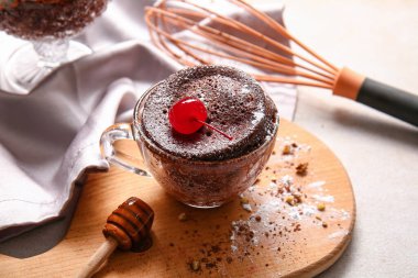 Açık arkaplanda lezzetli çikolatalı brownie ile cam bardak.