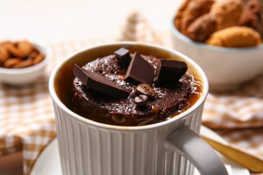 Lezzetli çikolatalı brownie 'li bir fincan, yakın plan.