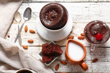 Beyaz ahşap arka planda lezzetli çikolatalı brownie bardakları.