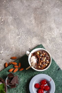 Gri arka planda lezzetli çikolatalı brownie bardağı.