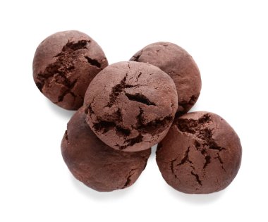 Beyaz arka planda izole edilmiş çikolatalı kek kurabiyeleri.