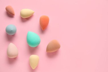 Pembe arka planda farklı makyaj süngerleri