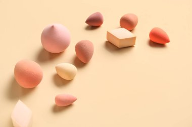 Bej arka planda farklı makyaj süngerleri