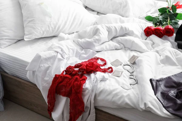 Жіноча Білизна Наручниками Презервативами Ліжку Після Романтичного Побачення — стокове фото
