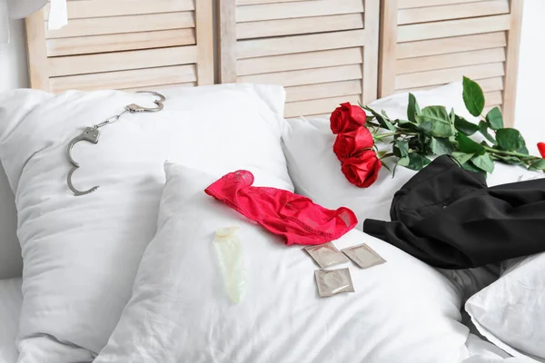 Жіночі Трусики Презервативами Наручниками Трояндами Одягом Ліжку Після Романтичного Побачення — стокове фото