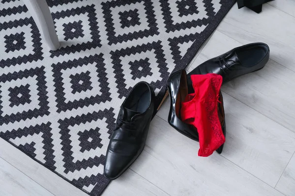 Schoenen Van Paar Vrouwelijke Slipjes Vloer Kamer — Stockfoto