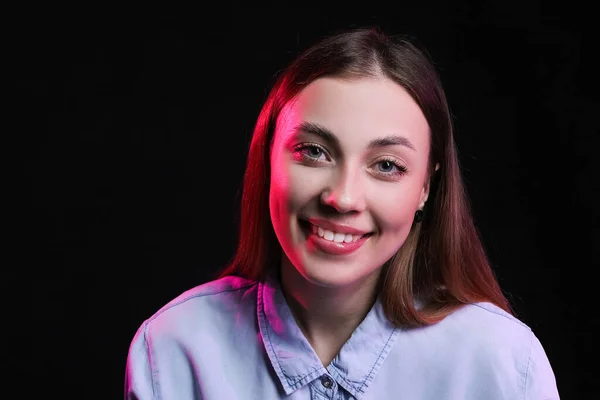 Retrato Jovem Mulher Fundo Cor Escura — Fotografia de Stock