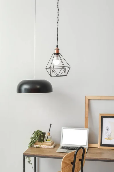 Elegante Lugar Trabajo Con Lámparas Colgantes Colgantes Sala Luz — Foto de Stock