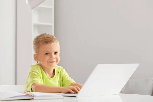 Очаровательный Маленький Мальчик Ноутбуком Дома — стоковое фото