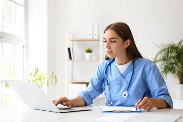 Female Doctor Using Laptop Table Clinic — Stock Photo, Image