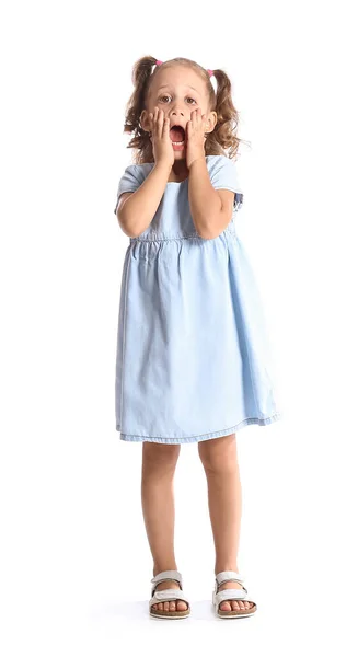 Beyaz Arka Planda Mavi Elbiseli Küçük Kız Şok Oldu — Stok fotoğraf