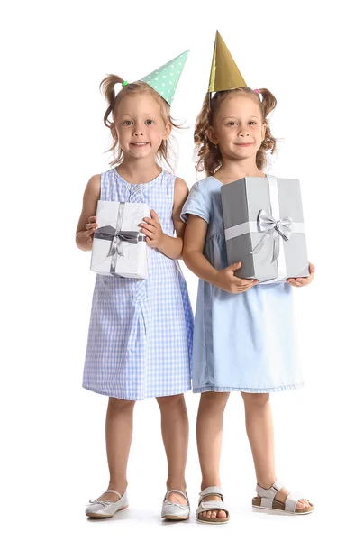 Αστεία Μικρά Κορίτσια Καπέλα Κόμμα Κουτιά Δώρων Λευκό Φόντο — Φωτογραφία Αρχείου
