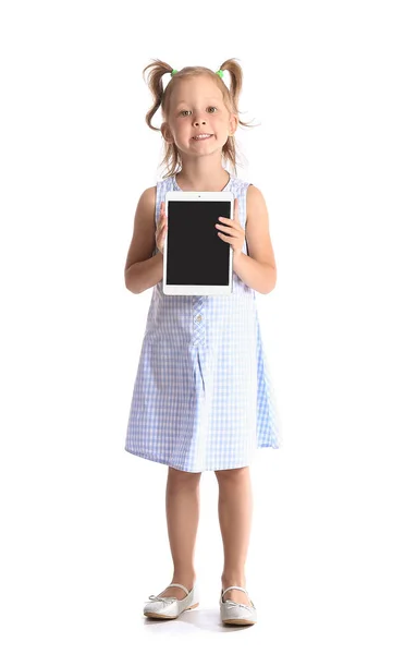 Adorabile Bambina Con Tablet Computer Sfondo Bianco — Foto Stock