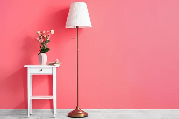 Vase Roses Books Table Lamp Pink Wall — Stock Photo, Image