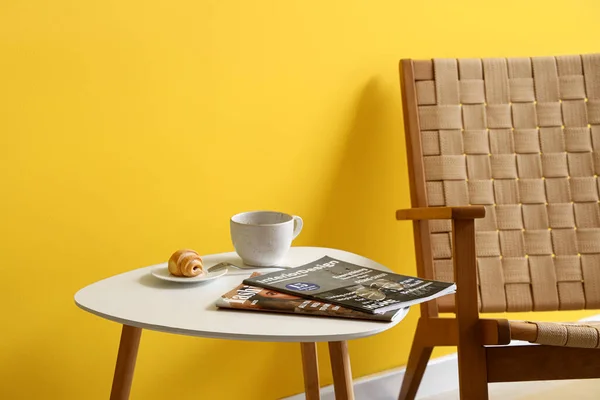 Interior Elegante Com Mesa Café Poltrona Vime Fundo Parede Amarela — Fotografia de Stock