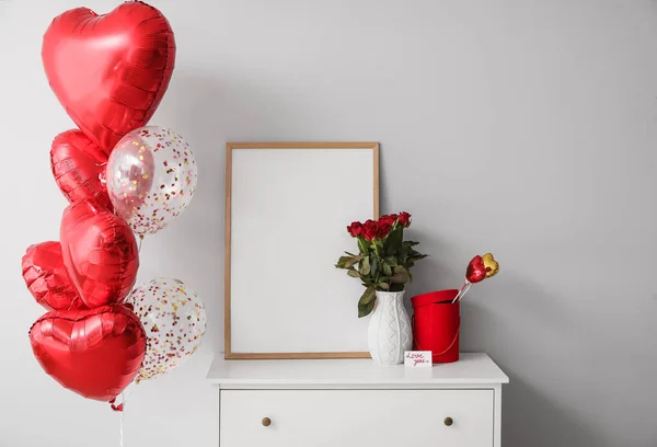 Prezent Walentynki Kwiaty Balony Wnętrzu Pokoju — Zdjęcie stockowe
