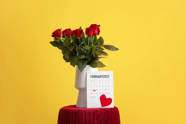 Bouquet Fleurs Calendrier Avec Date Marquée Saint Valentin Sur Fond — Photo