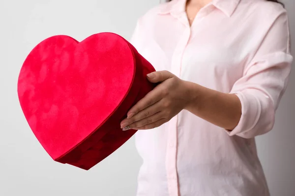 Jonge Vrouw Met Rode Hartvormige Geschenkdoos Lichte Achtergrond Close — Stockfoto