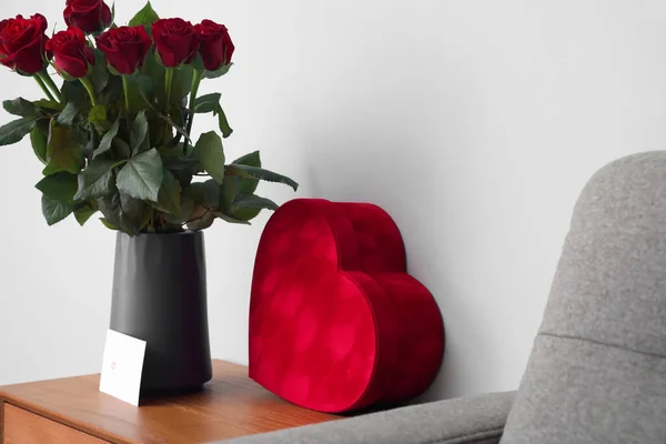 테이블 위에서 발렌타인데이 선물로 꽃다발 — 스톡 사진