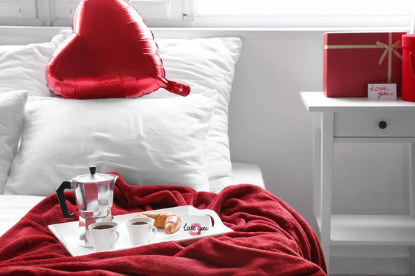 早上在床上放咖啡的盘子 情人节庆祝活动 — 图库照片