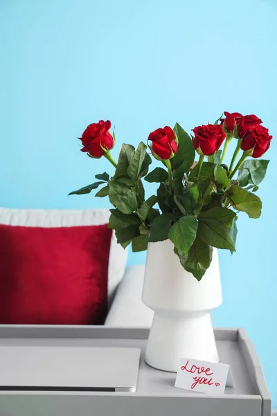 Bouquet Flowers Laptop Table Room Valentine Day Celebration — Stock Photo, Image