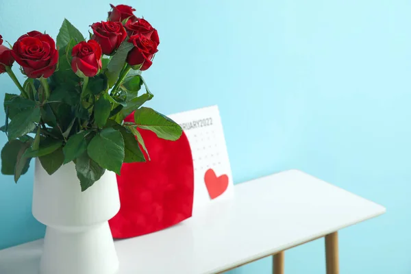 Blumenstrauß Und Geschenk Zum Valentinstag Auf Dem Tisch Zimmer — Stockfoto