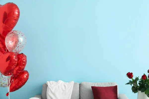 Schöne Luftballons Und Blumenstrauß Mit Sofa Inneren Des Zimmers Valentinstag — Stockfoto
