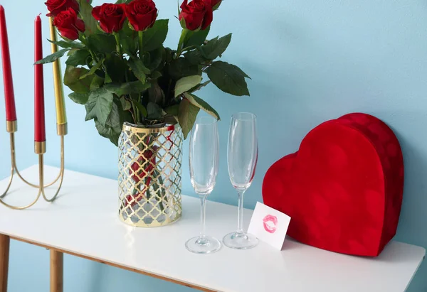 Gift Valentine Day Flowers Glasses Table Room — Stock Photo, Image