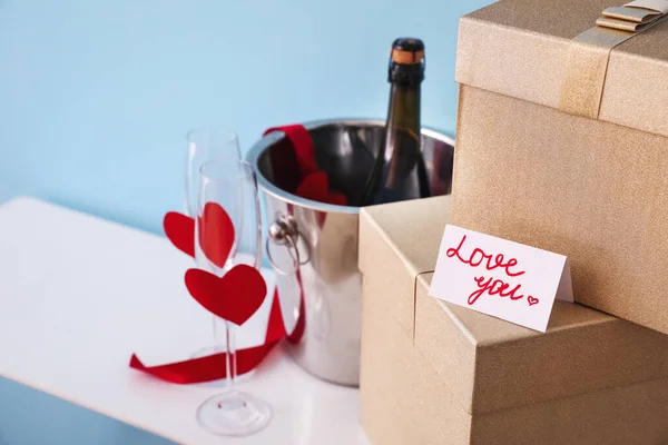 Cadeaux Pour Saint Valentin Champagne Sur Table Dans Chambre — Photo