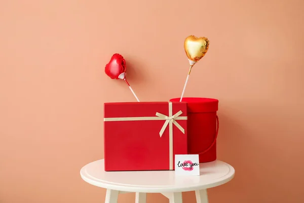 Regalos Para Día San Valentín Mesa Contra Fondo Color —  Fotos de Stock