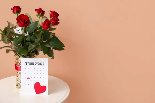 Bouquet Fleurs Calendrier Avec Date Marquée Saint Valentin Sur Table — Photo