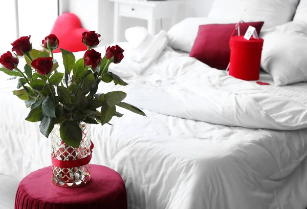 Bukiet Czerwonych Róż Sypialni Walentynki Uroczystości — Zdjęcie stockowe
