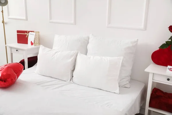 Yatak Odasının Içi Sevgililer Günü Için Süslenmiş — Stok fotoğraf