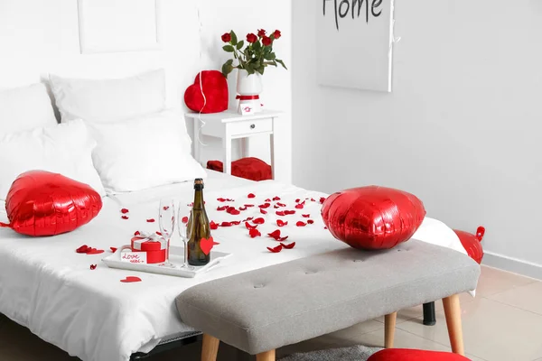 Wnętrze Sypialni Urządzone Walentynki Rano — Zdjęcie stockowe