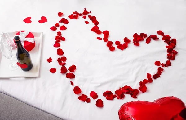 Herzform Aus Roten Rosenblättern Morgen Auf Dem Bett Valentinstag Feier — Stockfoto