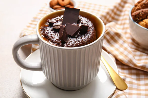Copa Con Sabroso Brownie Chocolate Sobre Fondo Claro — Foto de Stock