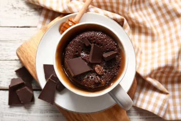 Pohár Chutnou Čokoládou Brownie Bílém Dřevěném Pozadí — Stock fotografie