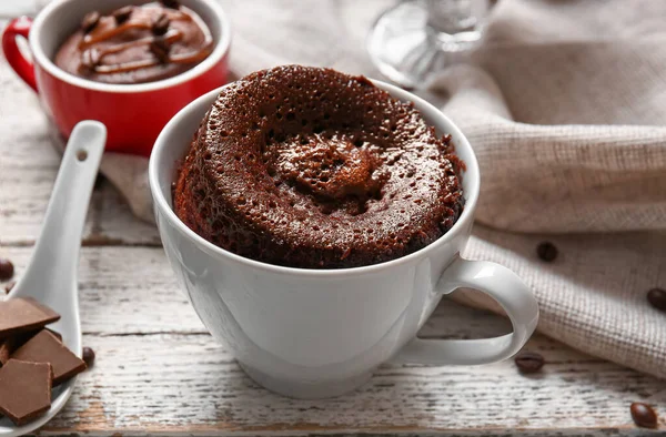 Tazas Con Sabroso Brownie Chocolate Sobre Fondo Madera Blanca — Foto de Stock