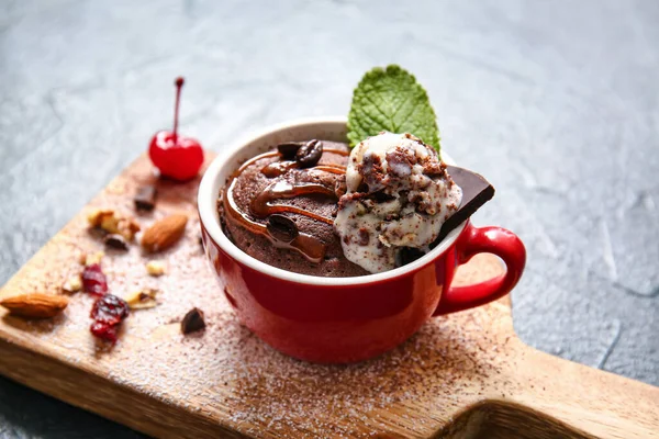 Copa Con Sabroso Brownie Chocolate Sobre Fondo Negro — Foto de Stock