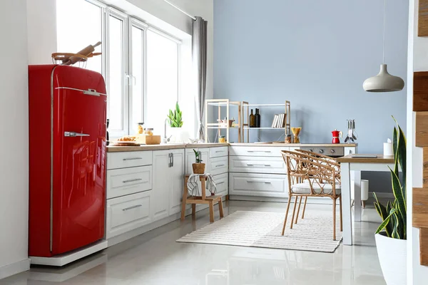 Interieur Van Lichte Moderne Keuken Met Rode Koelkast Witte Balies — Stockfoto